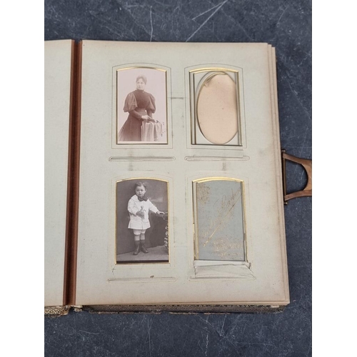 647 - CARTE DE VISITE: quantity in 2 period albums: plus snapshot album, Switzerland. (3)... 