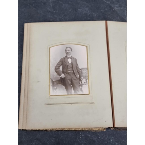 647 - CARTE DE VISITE: quantity in 2 period albums: plus snapshot album, Switzerland. (3)... 