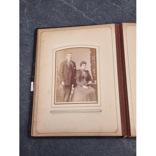 647 - CARTE DE VISITE: quantity in 2 period albums: plus snapshot album, Switzerland. (3)... 