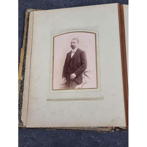 647 - CARTE DE VISITE: quantity in 2 period albums: plus snapshot album, Switzerland. (3)... 