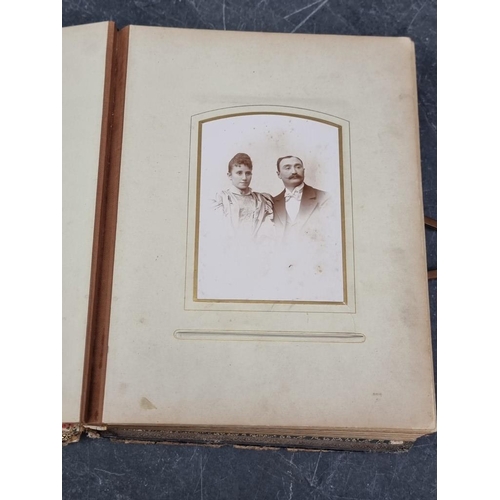 647 - CARTE DE VISITE: quantity in 2 period albums: plus snapshot album, Switzerland. (3)... 