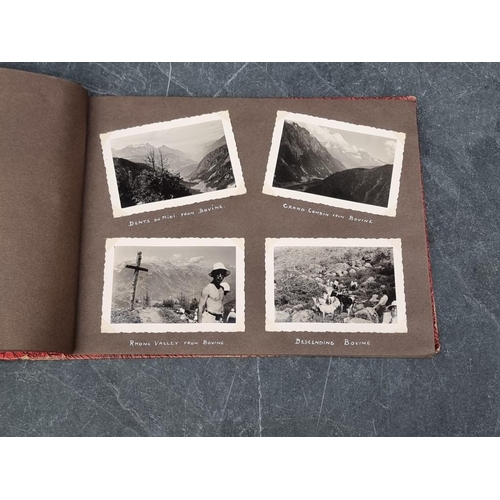 647 - CARTE DE VISITE: quantity in 2 period albums: plus snapshot album, Switzerland. (3)... 