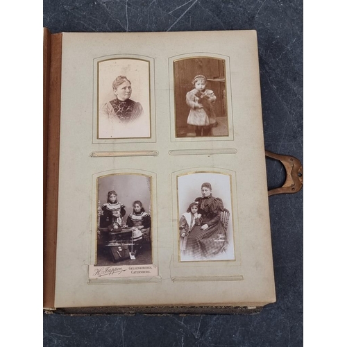 647 - CARTE DE VISITE: quantity in 2 period albums: plus snapshot album, Switzerland. (3)... 