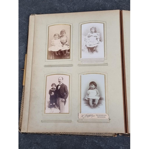 647 - CARTE DE VISITE: quantity in 2 period albums: plus snapshot album, Switzerland. (3)... 