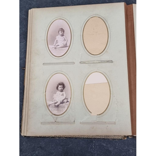 647 - CARTE DE VISITE: quantity in 2 period albums: plus snapshot album, Switzerland. (3)... 