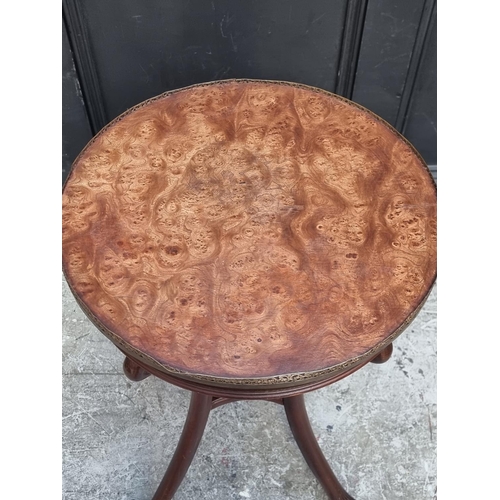 1022 - A French burr walnut topped gueridon, 45cm diameter.