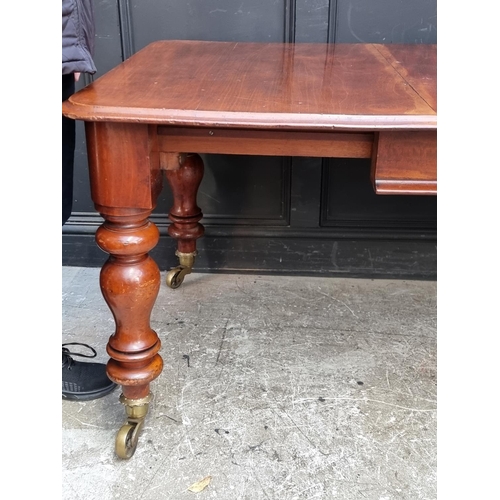 1036 - A Victorian mahogany extending dining table, with two leaf insertions, 163.5cm extended.... 