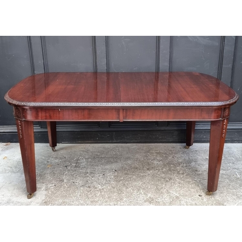 1070 - An early 20th century mahogany extending dining table, with two leaf insertions, 243.5cm extended.... 