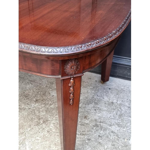 1070 - An early 20th century mahogany extending dining table, with two leaf insertions, 243.5cm extended.... 