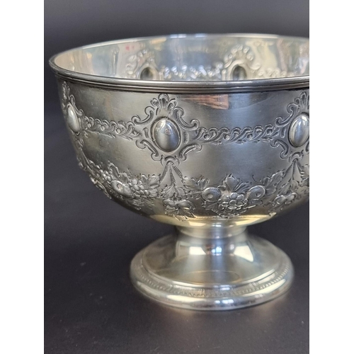 11 - A Victorian silver bowl, by Walker & Hall, Sheffield 1882, 9cm high, 165g.