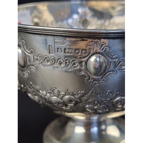 11 - A Victorian silver bowl, by Walker & Hall, Sheffield 1882, 9cm high, 165g.