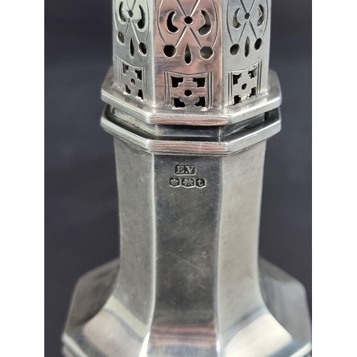 15 - A silver sugar caster, by Viner's Ltd, Sheffield 1936, 18cm high, 146g.