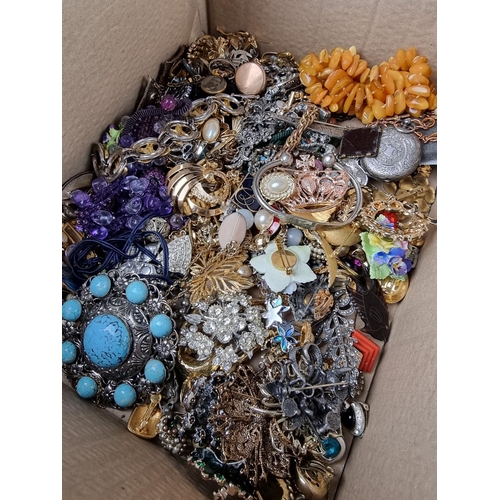 509 - A quantity of costume jewellery.