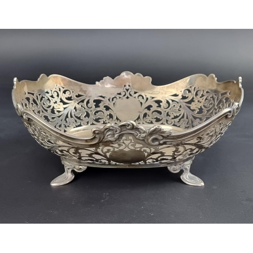 64 - A pierced silver bowl, by George Edward & Sons, Sheffield 1913, 23cm wide, 460g.... 