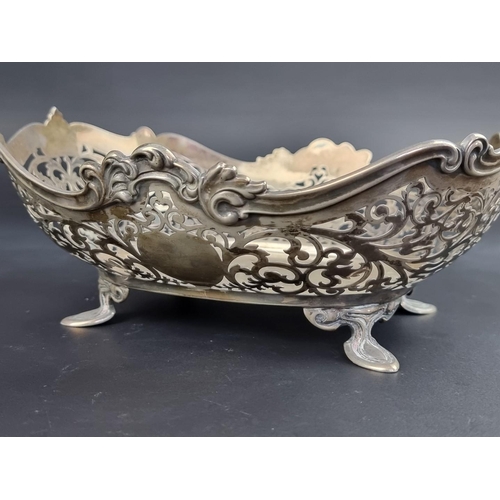 64 - A pierced silver bowl, by George Edward & Sons, Sheffield 1913, 23cm wide, 460g.... 