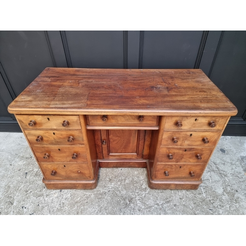 1005 - A Victorian mahogany inverted breakfront pedestal desk, 123cm wide.