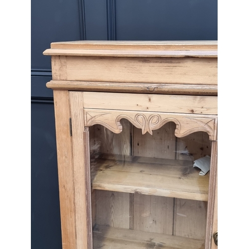 1010 - An old pine bookcase, 109cm wide.