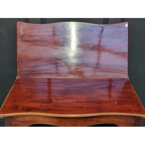 1008 - A George III mahogany serpentine fronted tea table, with single gateleg, 84cm wide.