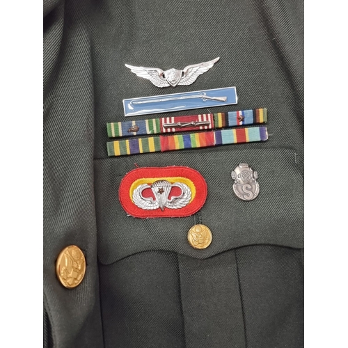 17 - A US Army Special Forces sergeant's dress tunic, trousers and parachute beret, all with insignia. ... 