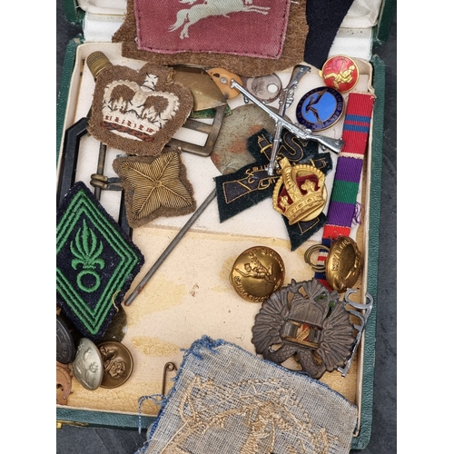 6 - A circa 1950s British airborne beret and badge; together with a unit flag; a boxed Malayan paper kni... 