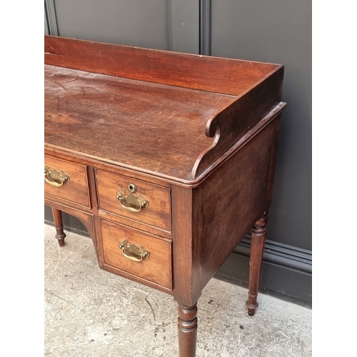 1045 - A 19th century mahogany washstand, 91cm wide.