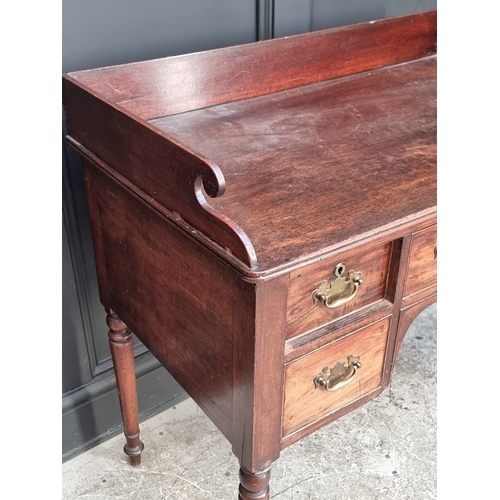 1045 - A 19th century mahogany washstand, 91cm wide.