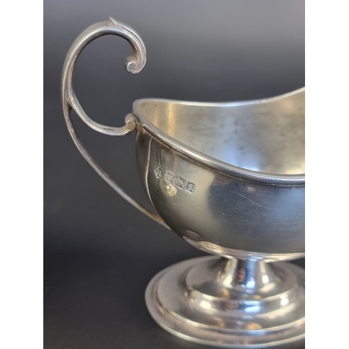 11 - A pair of Edwardian silver sauce boats, by Martin Hall & Co, Sheffield 1910, 373g.... 