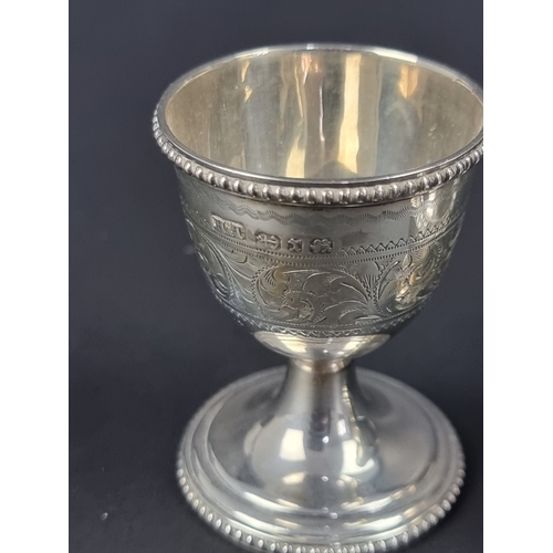 113 - A Victorian silver egg cup, by Hilliard & Thomason, Birmingham 1897, 6cm high; together with a s... 