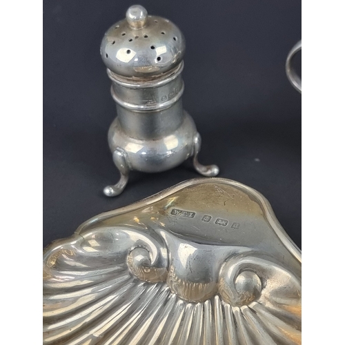 124 - A pair of Edwardian silver shell butter dishes, by William Thomas Imbrey, Birmingham 1903, 11cm wide... 