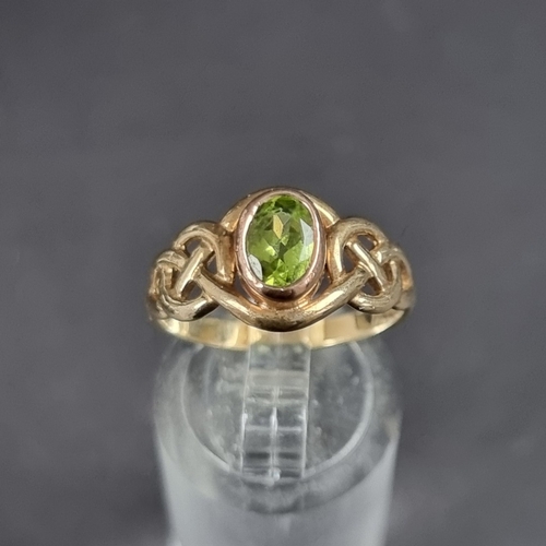 178 - A Clogau 9ct gold and peridot ring, size O 1/2, gross weight 2.7g.