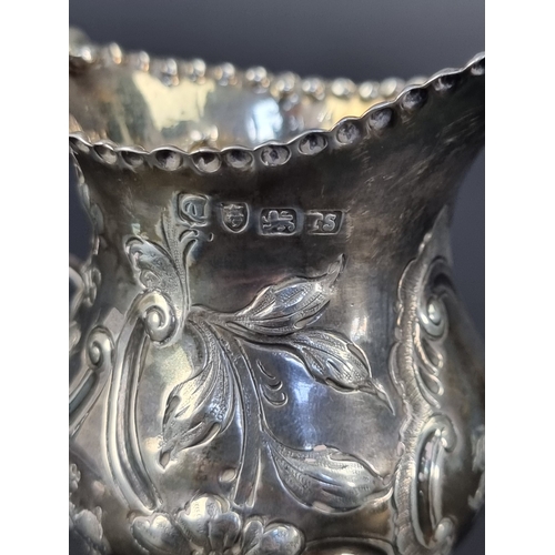 26 - A George III silver cream jug, probably by Thomas Streetin, London 1774, height to handle 12cm,... 