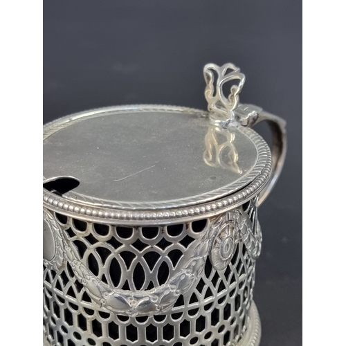 30 - A Victorian silver mustard pot, by D & J Wellby Ltd, London 1899, 5.5cm high to lid, 112g.... 