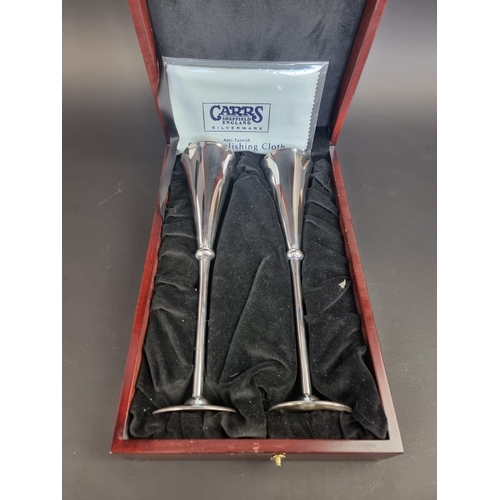 55 - A good cased pair of Britannia standard silver champagne flutes, by Carr's of Sheffield, 2000, marke... 