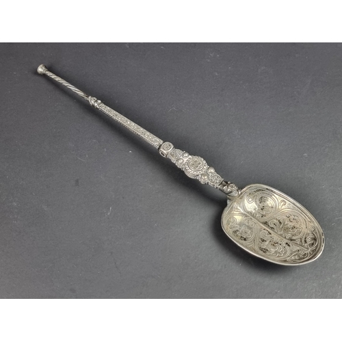 81 - A silver anointing spoon, by Henry Hodson Plante, London 1936, 113g.