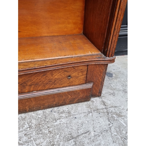 1005 - An unusual early 20th century oak 'Wernicke System Elastic Bookcase', 141cm high x 90.5cm wide.... 