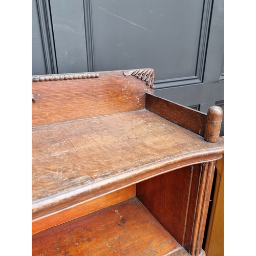 1005 - An unusual early 20th century oak 'Wernicke System Elastic Bookcase', 141cm high x 90.5cm wide.... 