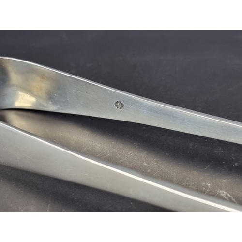 258 - A pair of Edwardian silver asparagus tongs, by William Hutton & Sons Ltd, London 1904, 141g.... 