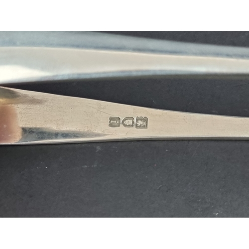 258 - A pair of Edwardian silver asparagus tongs, by William Hutton & Sons Ltd, London 1904, 141g.... 