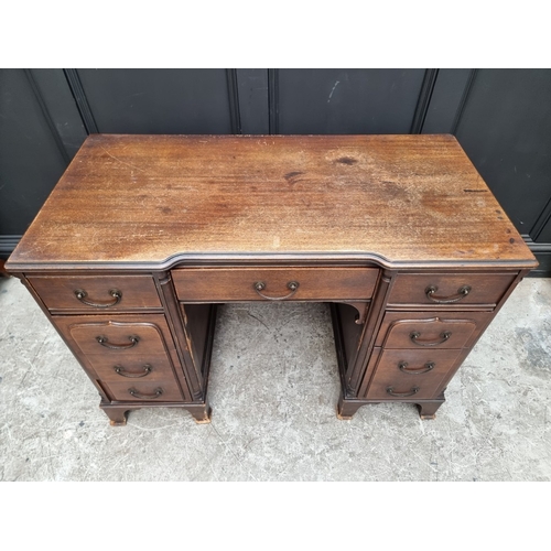 1001 - An Edwardian mahogany pedestal desk, 106.5cm wide.