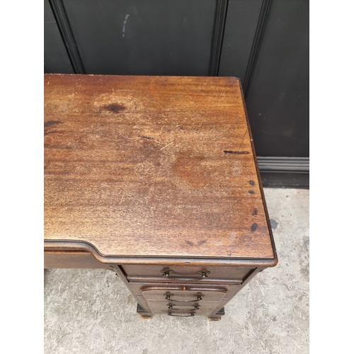 1001 - An Edwardian mahogany pedestal desk, 106.5cm wide.