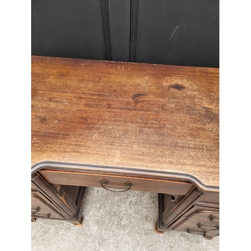 1001 - An Edwardian mahogany pedestal desk, 106.5cm wide.