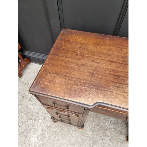 1001 - An Edwardian mahogany pedestal desk, 106.5cm wide.