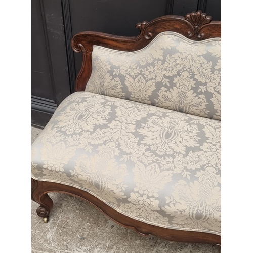 1054 - A small Victorian rosewood and damask upholstered settee, 106.5cm wide.