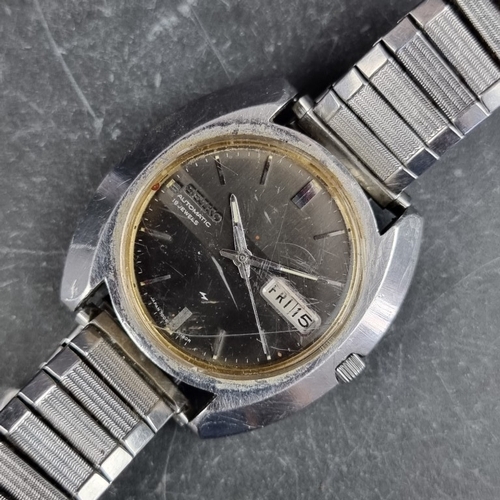 511 - A 1972 Seiko stainless steel automatic wristwatch, 40mm, Ref. 7006-7080, on later expanding bracelet... 
