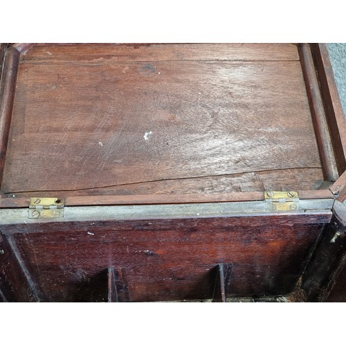 1040 - A George III mahogany cellarette, 42cm wide.