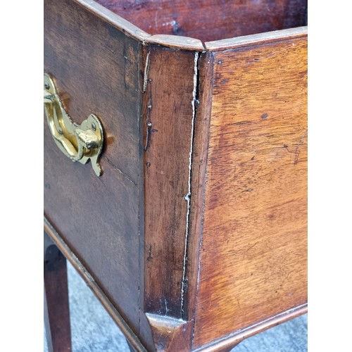 1040 - A George III mahogany cellarette, 42cm wide.