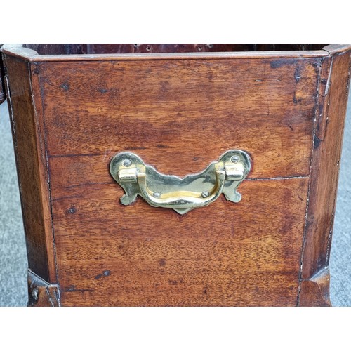 1040 - A George III mahogany cellarette, 42cm wide.