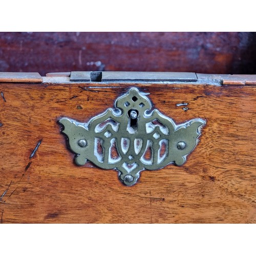 1040 - A George III mahogany cellarette, 42cm wide.