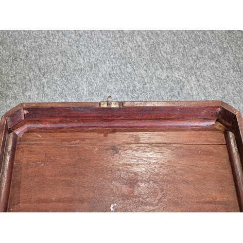 1040 - A George III mahogany cellarette, 42cm wide.