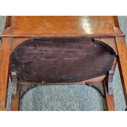 1040 - A George III mahogany cellarette, 42cm wide.